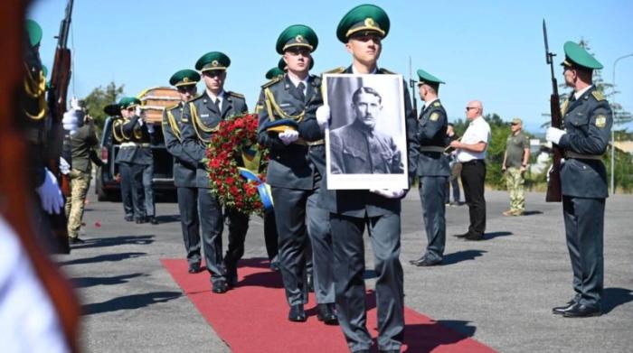 На Украине с почестями перезахоронили очередного главаря украинских националистов