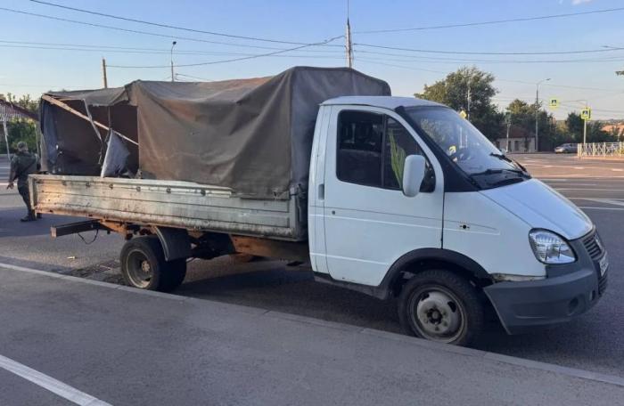 Украинский беспилотник атаковал автомобили, остановившиеся на светофоре в Луганске. В результате атаки у нескольких автомобилей были повреждены окна и кузова. По предварительной информации, водители и пассажиры не пострадали, источник МАХ-канал Сыны Отечества|Новости ЛНР здесь!