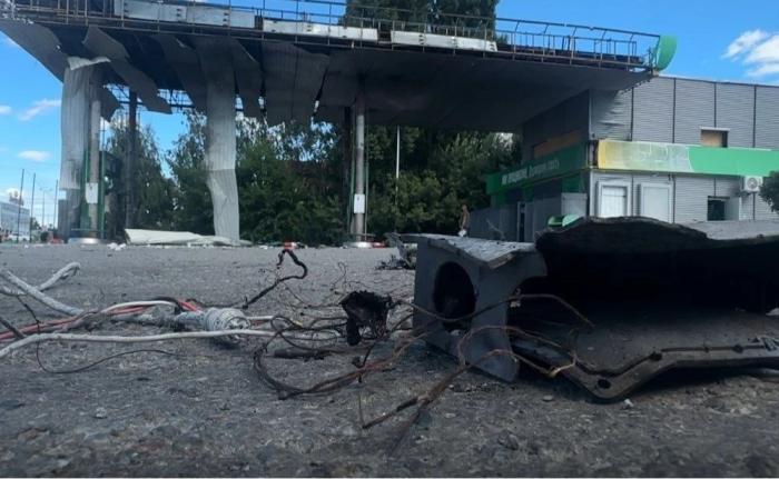 последствия удара реактивного БМ по АЗС WOG в Шевченковском районе Харькова, источник МАХ-канал Хроники Гераней