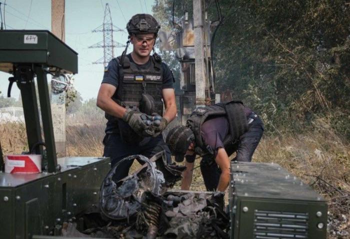 как и предполагалось, на уничтоженном складе боеприпасов в селе Мила (Милая) Киевской области хранилось всего понемножку – на кадрах от украинских спасателей виден сбор цинков с 12,7-мм патронами, связки 40-мм гранат, гильзы от снарядов и боевые части дронов-камикадзе, источник МАХ-канал Военный Осведомитель