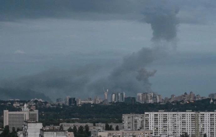 Киев седьмой день под ударами. Летит по складам, логистике, везде, где могут дотянуться. По сообщениям местных источников, реактивные «Герани» делают несколько заходов над городом, нарезают круги выбирая цель и потом атакуют. Перехват проводится крайне вяло по сравнению с предыдущими месяцами, источник МАХ-канал Военная Хроника