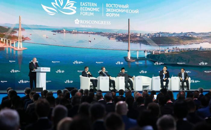 Президент России Владимир Путин выступает на XI Восточном экономическом форуме