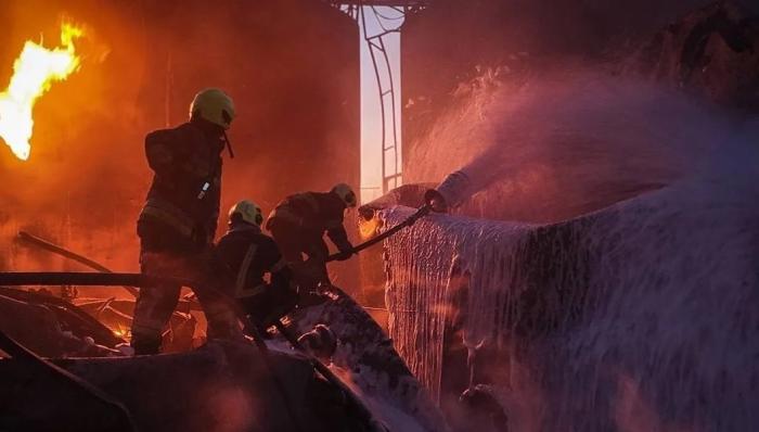 В Фастове (Киевская область) была поражена нефтебаза, источник МАХ-канал Военкор Котенок