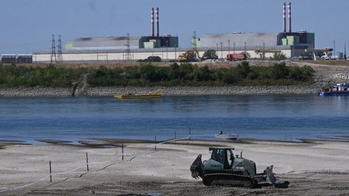 В августе 2026 г. АЭС «Пакш» была вынуждена частично остановить энергоблоки из-за нехватки и перегрева воды в Дунае, используемой для охлаждения реакторов.