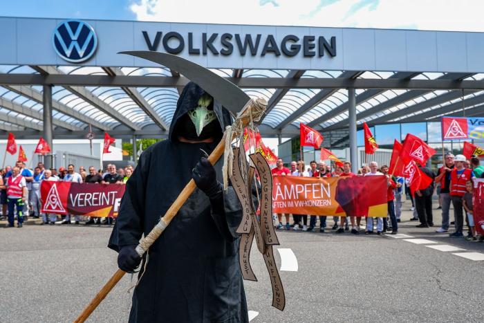 Volkswagen готовится хоронить заводы, народ протестует