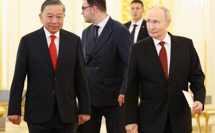 На встрече с В.Путиным  Генсек Компартии Вьетнама То Ламм