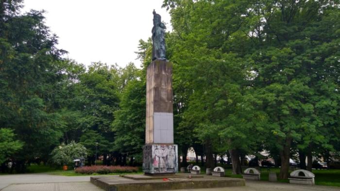 В польском г. Жешув демонтируют очередной памятник благодарности Красной Армии, открытый в 1951 года.