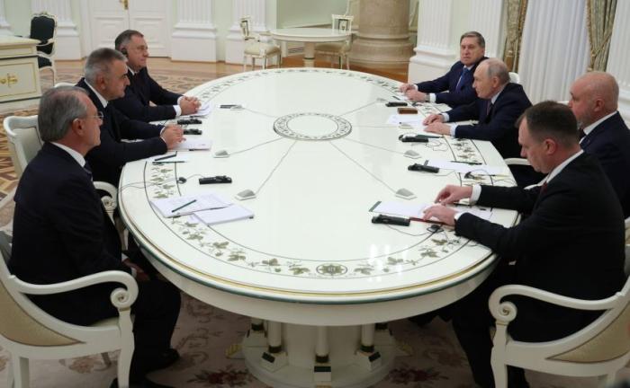 Владимир Путин провёл в Кремле встречу с председателем партии «Союз независимых социал-демократов» (СНСД) Милорадом Додиком и председателем правительства Республики Сербской Саво Миничем, которые находятся в Москве с рабочим визитом.