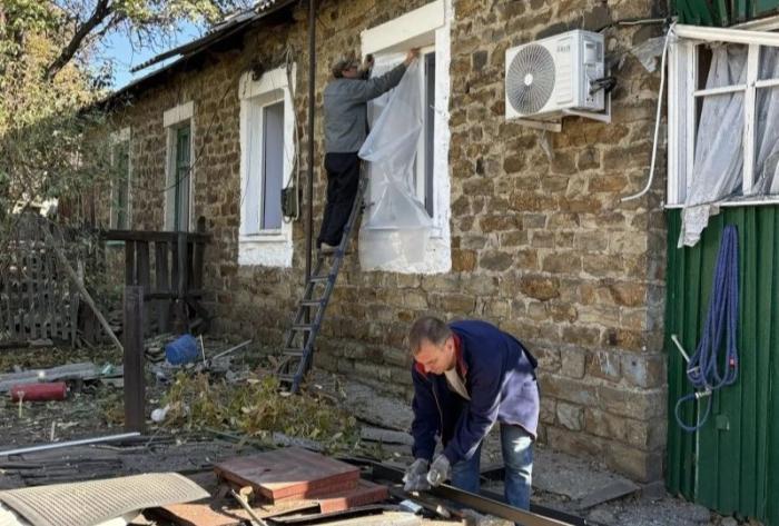 Боевики ВФУ атаковали Красный Луч, повреждены жилые дома. К счастью, пострадавших в результате удара нет, источник МАХ-канал Луганск 24