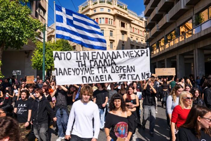 Вслед за Францией, Италией и Албанией греческая молодёжь вышла на улицы в знак протеста против высоких цен на жильё, продукты питания и низких зарплат. 