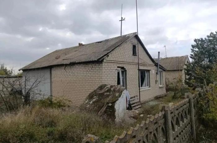 в результате атаки БпЛА ВСУ в селе Райское погибли двое жителей, ещё трое ранены, источник МАХ-канал Таврия. Новости Херсонской области