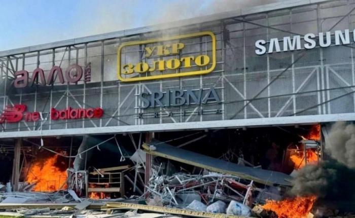в поражённом «City Mall» досталось и «святыне» майдана – местному Макдональдсу: теперь ни булочек, ни котлет как бы из мяса, ни даже пирожков, источник МАХ-канал Военкор Котенок