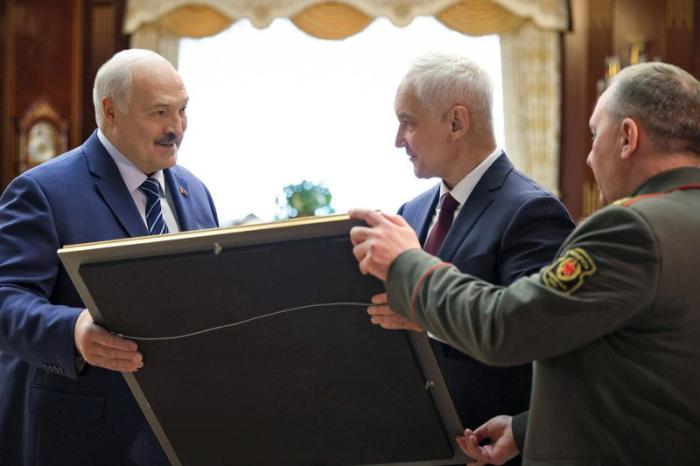 Министр обороны России Андрей Белоусов на уходящей неделе посетил Минск с рабочим визитом и провёл встречу с президентом Белоруссии Александром Лукашенко. Глава оборонного ведомства принял участие в заседании коллегии министерств обороны РФ и РБ, провёл двусторонние переговоры с белорусским коллегой Виктором Хрениным.