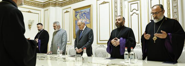 Встреча Пашиняна с лояльным ему иерархами Армянской Апостольской Церкви