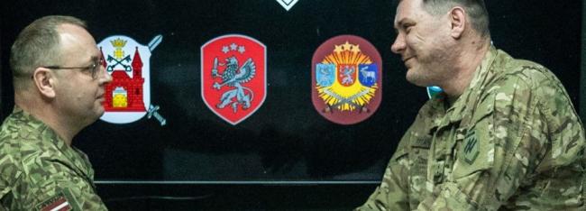 командир 1-й Рижской бригады Земессардзе полковник Нормунд Баранов и командир 12-й бригады Национальной гвардии Украины "Азов"* подполковник Богдан Гришенков