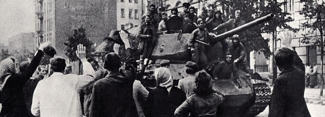 Поляки встречают Красную армию в Пражском районе Варшавы