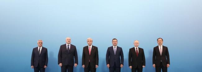 «Армянский вопрос» обсудили на саммите ЕАЭС в Астане. Крайний слева Мгер Григорян