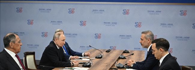 Вечером 17 июня Президент России Владимир Путин встретился в рамках проходящего в Казани саммита Россия – АСЕАН с одной из ключевых фигур турецкой политики – министром иностранных дел Хаканом Фиданом.