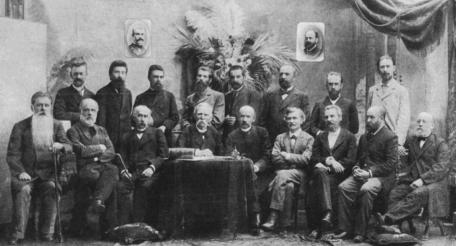 Выдающийся малороссийский историк Андрей Владимирович Стороженко (сидит второй справа) на торжествах в честь 15-летия журнала «Киевская старина». Весна 1898 года