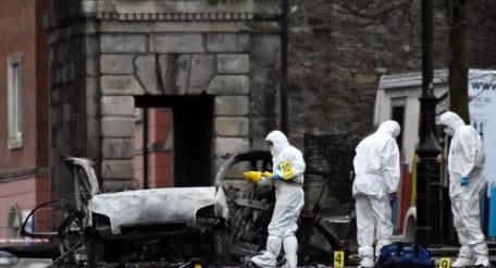 В Северной Ирландии в центре города Лондондерри у здания местного суда взорвался начинённый взрывчаткой автомобиль.