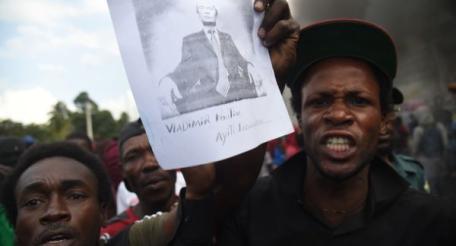 «Да здравствует Путин!» – Гаити протестует против засилья США
