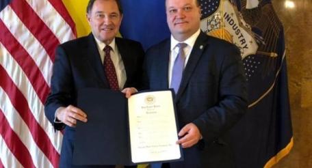 Губернатор штата Юта Гарри Герберт и посол Украины в США Валерий Чалый подписывают декларацию о признании «голодомора» геноцидом.