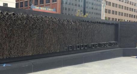 Украинская «стена плача» (Мемориал жертвам голодомора) в Вашингтоне