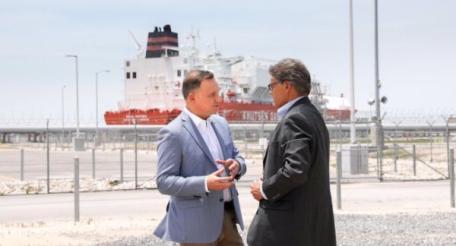 Президент Польши Анджей Дуда в Хьюстоне, штат Техас, встретился с представителями крупнейших энергетических компаний США в сфере производства и транспортировки сжиженного газа.
