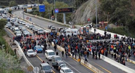 Сторонники независимости Каталонии перекрыли испано-французскую границу