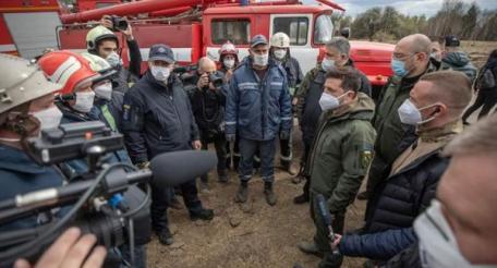 Президент Украины Владимир Зеленский прибыл в Зону отчуждения наградить пожарных