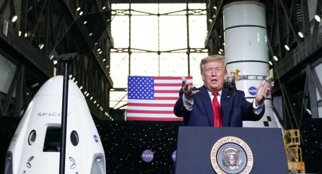 Президент США Дональд Трамп ликует во время старта космического корабля Crew Dragon