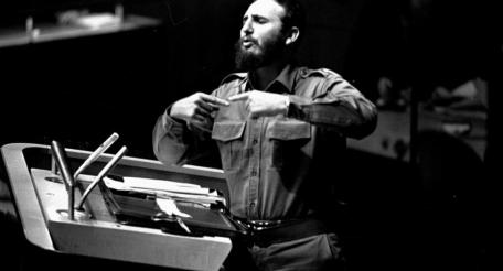Глава Кубы Фидель Кастро выступает с трибуны ООН
