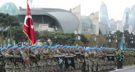 В Баку прошёл военный парад под турецкими флагами
