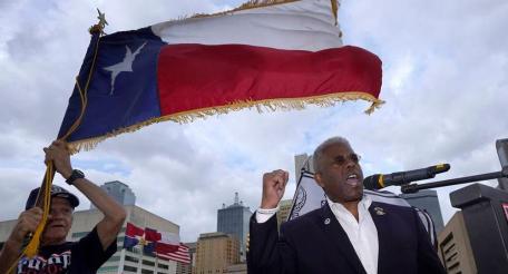 Аллен Уэст с флагом Техаса. Размежевание между «Америкой Байдена» и «Америкой Трампа» глубже, что когда-либо в этой стране, приобретая территориальный раскол