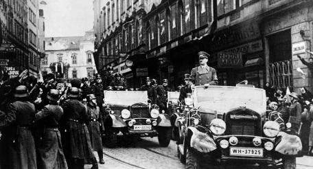 Нацисты вступают в оккупированную Германией столицу Чехословакии Прагу