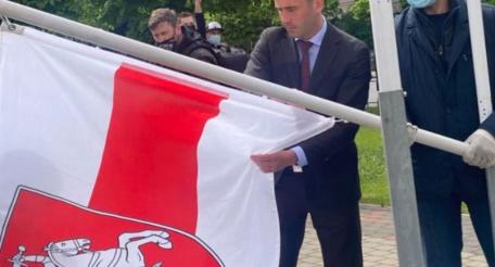 Эдгарс Ринкевичс поднимает флаг белорусской оппозиции