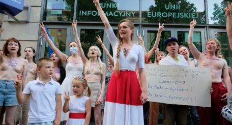 Польская активистка орёт в Варшаве в поддержку Протасевича