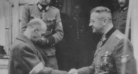 Присмиревший генерал Коморовский капитулирует перед обергруппенфюрером СС фон дер Бахом