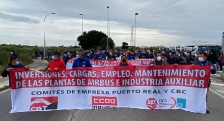 Испанские металлурги бастуют, дерутся с полицией и не верят властям