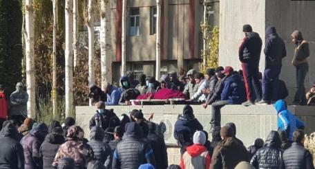 Здание областной администрации Горно-Бадахшанской автономной области заблокировано протестующими, источник – Current Time.
