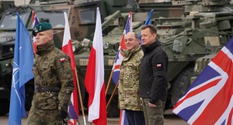Польский министр обороны с британской делегацией в приграничном районе