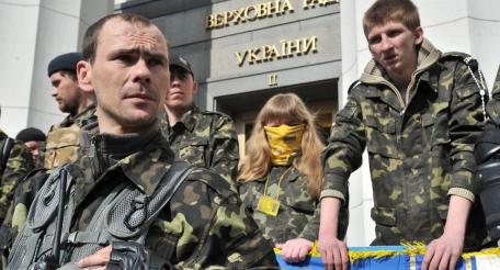 Украинские боевики майдана около Верховной Рады
