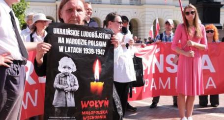 Ежегодно 11 июля в Польше отмечают Национальный день памяти жертв геноцида, учинённого в отношении поляков украинскими националистами. Это День памяти жертв Волынской резни (Rzeź wołyńska).