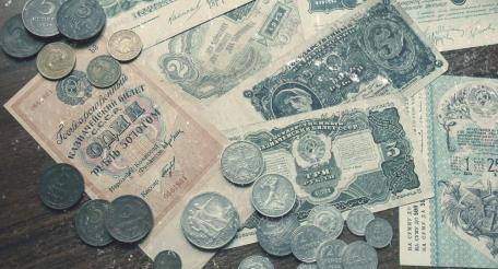 Советский рубль начала 1930-х годов приобрёл все признаки абсолютных денег Шарапова.