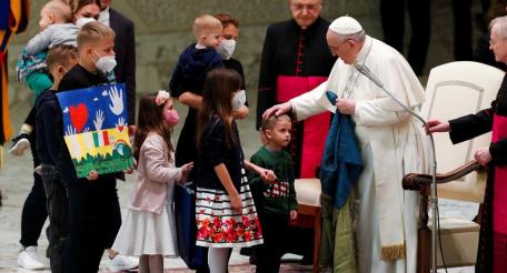 Папа Римский Франциск, украинский флаг и дети
