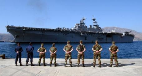 Корабль ВМС США на базе в заливе Суда на острове Крит