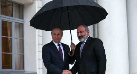 Путин и Пашинян под зонтиком в Сочи
