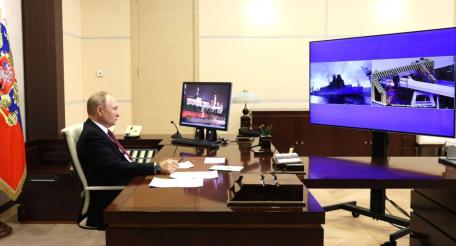 Российский лидер в режиме видеоконференции принял участие в церемонии поднятия российского флага на новом ледоколе «Урал» и дал старт спуску на воду другого аналогичного корабля – ледокола «Якутия».