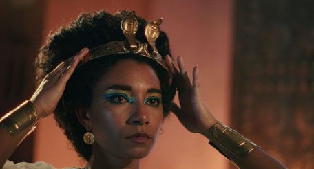 Стриминговый сервис Netflix представил первый трейлер сериала «Царица Клеопатра», вызвавший бурное обсуждение в Сети и негативную реакцию, особенно в Египте.