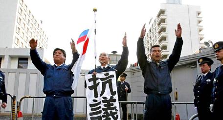 Японские националисты протестуют около здания российского посольства